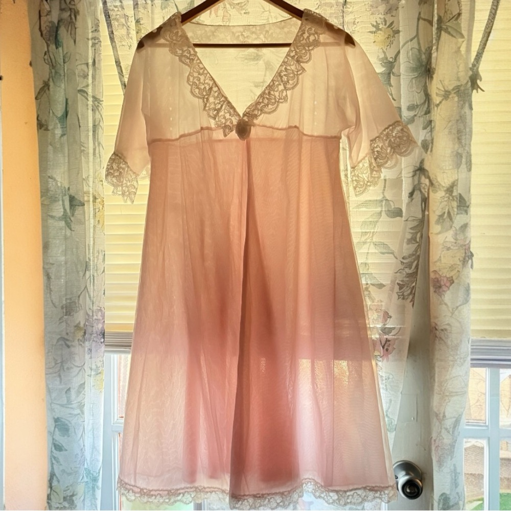 1950’s Vintage Double Layer Chiffon Baby Pink Peignoir with‎ Lace Trim, One Size